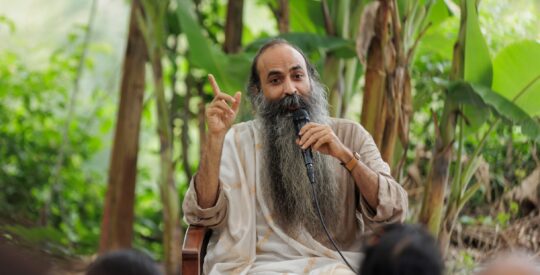 ध्यान निर्विचार अवस्था — आश्रम में सत्संग के दौरान माइक पर बोलते गुरुदेव श्री अनीश